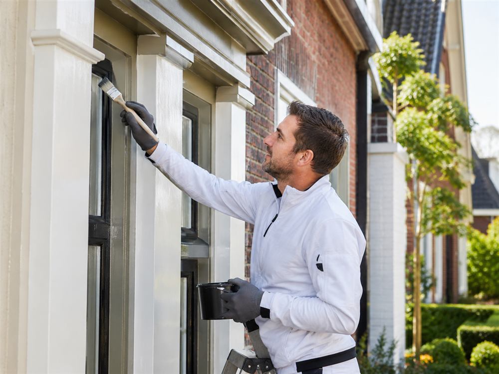 Schilder aan het werk bij een woning