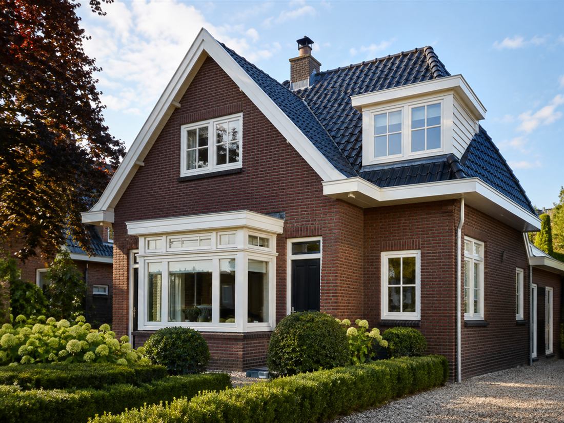 Verzorgde jaren dertig woning met strak geschilderde witte kozijnen