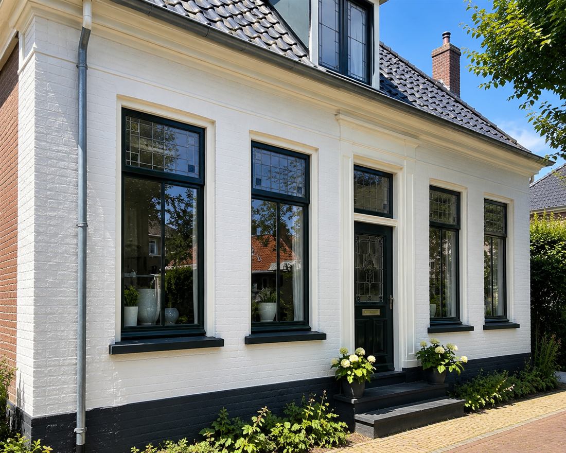 Buitenzijde van een verzorgd geschilderde woning
